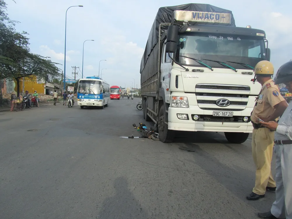 Va chạm xe tải nặng, 2 cha con nhập viện